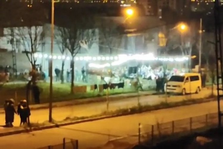 Bursa'da koronavirüsü hiçe sayıp sokak düğünü düzenlediler