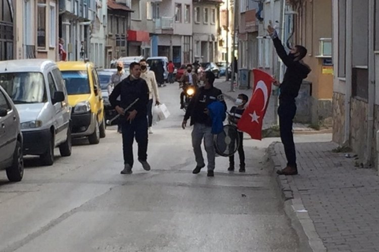 Bursa'da davul zurna eşliğinde sokak sokak gezip para topladılar