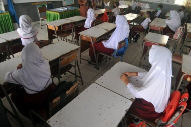 Endonezya'da, okullarda başörtüsü zorunluluğunu kaldırıldı