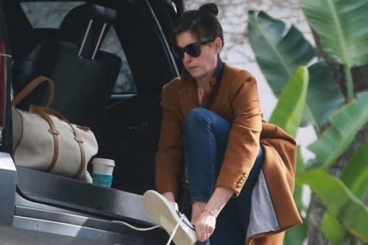 Anne Hathaway ara sokakta ayakkabılarını değiştirdi