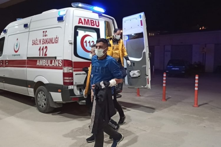 Bursa'da sokağa &ccedil;ıkma kısıtlamasında k&ouml;peklerin saldırısına uğrayan gen&ccedil; yaralandı