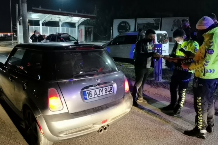 Bursa'da polisten ka&ccedil;an otomobilde uyuşturucu bulundu: 3 g&ouml;zaltı