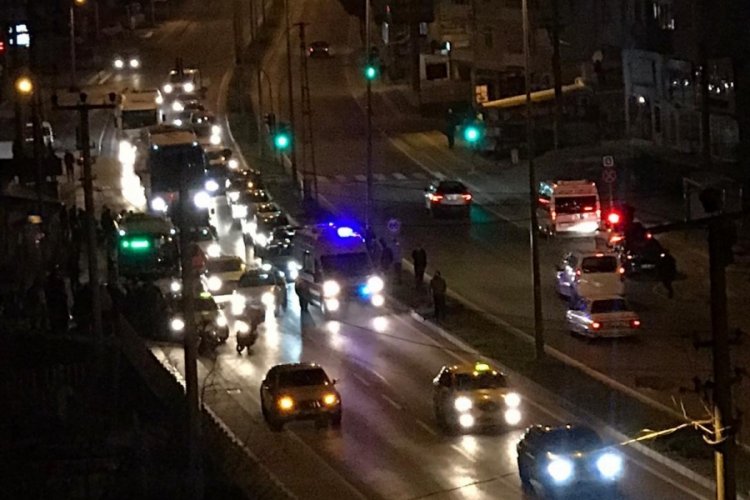 Motosiklet, halk otob&uuml;s&uuml;ne &ccedil;arptı: 1 yaralı
