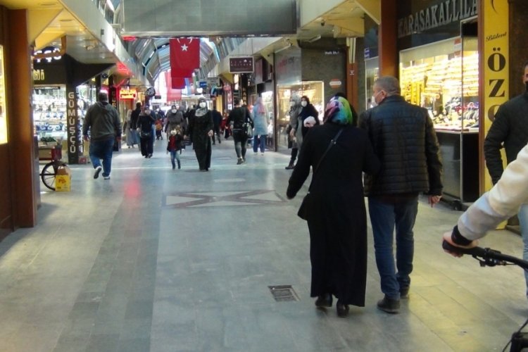 Altın d&uuml;şt&uuml;, borcu olan ve d&uuml;ğ&uuml;n yapacaklar Bursa'da kuyumculara koştu