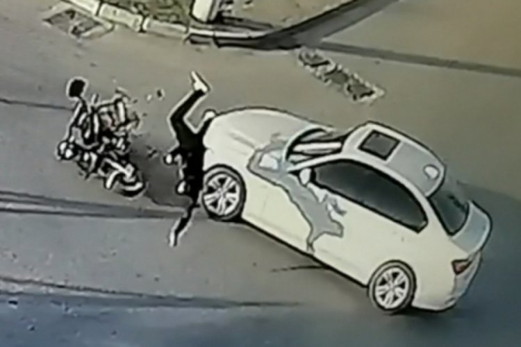 Bursa'da kaza sonrası yerde yatan yaralının oğlu olduğunu g&ouml;r&uuml;nce g&ouml;zyaşlarına boğuldu
