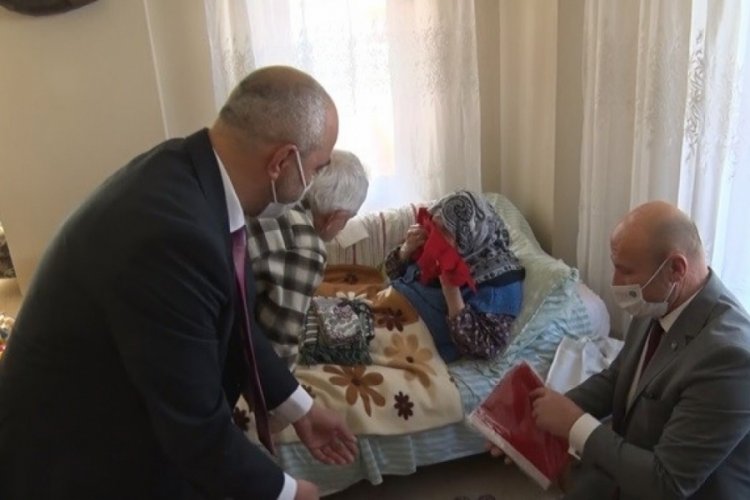 Mehmet&ccedil;iğe &ccedil;orap &ouml;ren 118 yaşındaki Zeliha Nine'den mesaj var