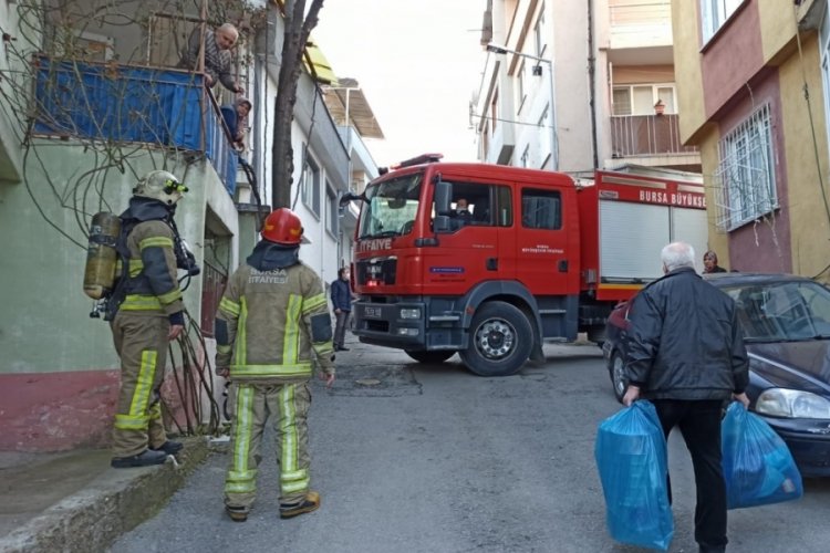 Bursa'da terasta mangal yaktı mahalleyi sokağa d&ouml;kt&uuml;