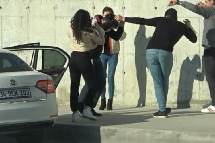 Yol kenarında maskesiz halay