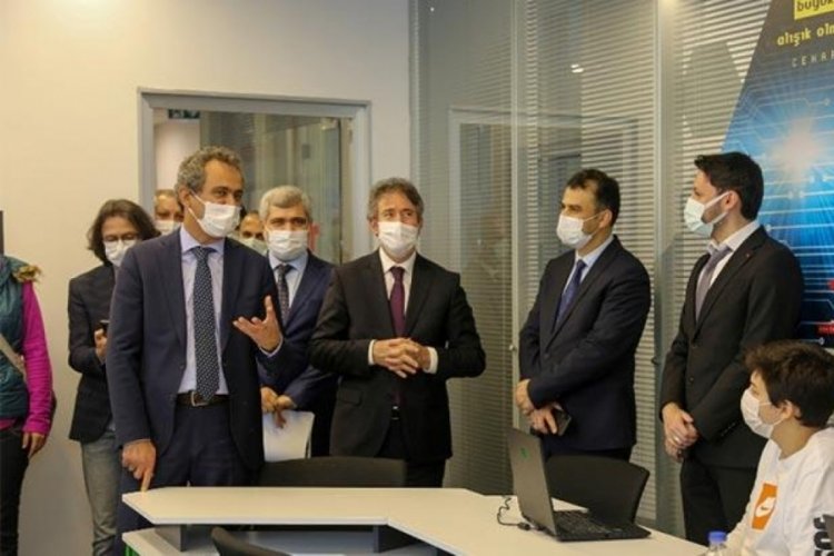 Milli Eğitim Bakan Yardımcısı &Ouml;zer 'siber g&uuml;venlik' lisesini ziyaret etti