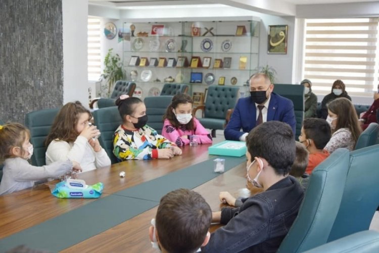 Bursa Orhaneli Belediye Başkanı Ali Aykurt çevreye duyarlı çocukları ağırladı