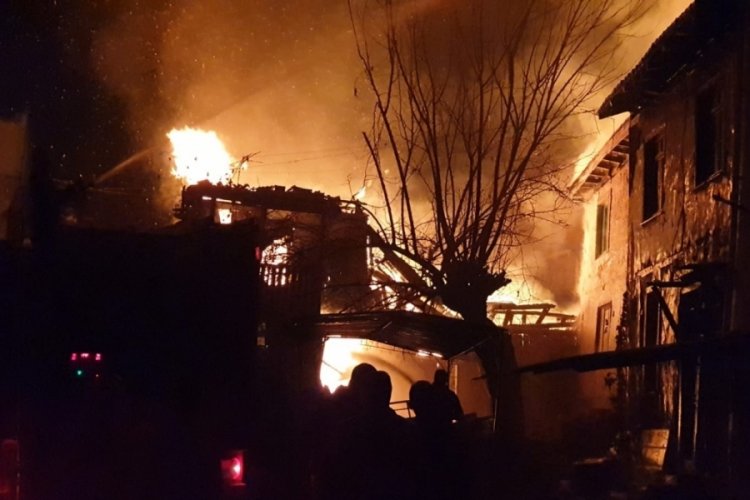 Ankara'da çıkan yangında 2 ev yandı: 1 yaralı