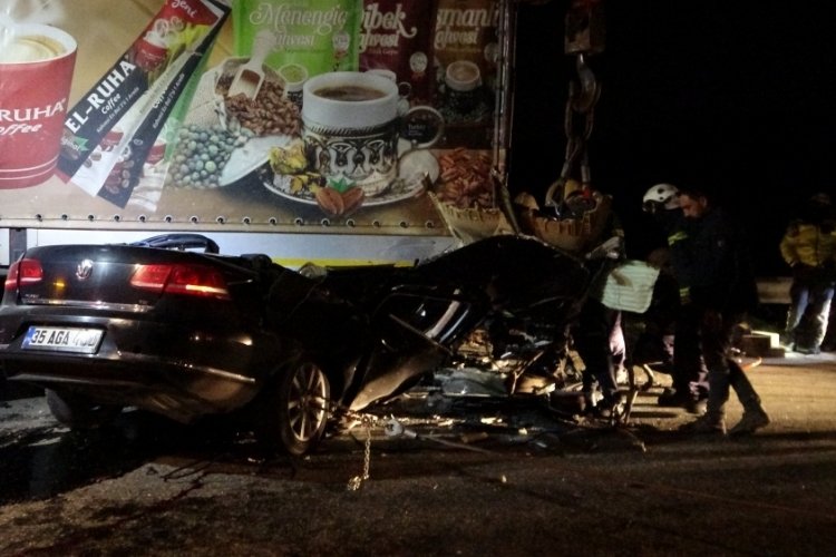 Gaziantep'te otomobil tıra arkadan &ccedil;arptı: 2 &ouml;l&uuml;