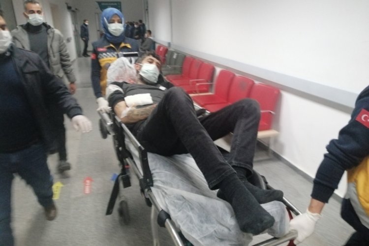 Yarasını unutup sedye &uuml;zerinden kameramanı tekmeleyip yumrukladı