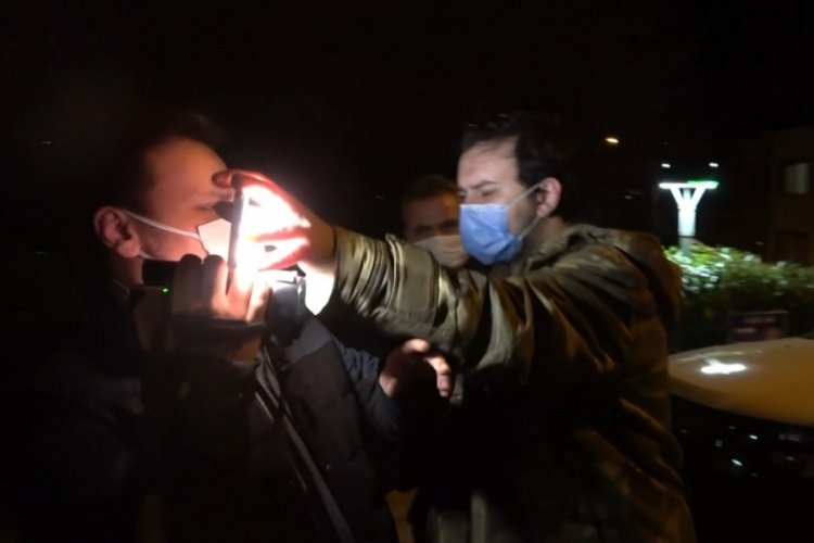 Bursa'da kısıtlamada alkoll&uuml; yakalandılar, tavırları 'Pes' dedirtti
