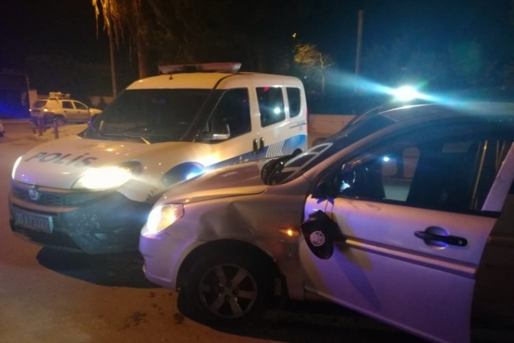 Polis aracına &ccedil;arpıp ka&ccedil;an alkoll&uuml; s&uuml;r&uuml;c&uuml; ve yanındaki şahıs yakalandı