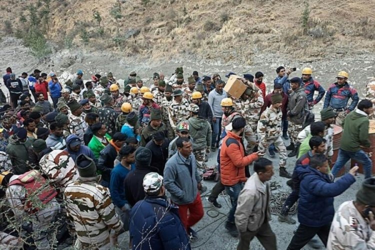 Hindistan'da b&uuml;y&uuml;k facia! &Ccedil;ok sayıda &ouml;l&uuml; ve 200'&uuml;n &uuml;zerinde kayıp var