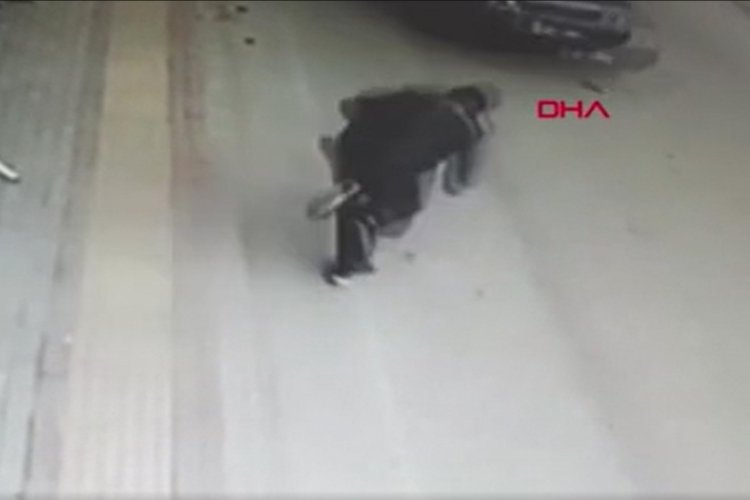 Bursa'da aracın altında kalmaktan son anda kurtuldu