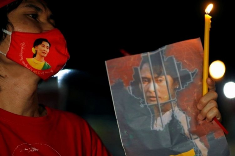 Myanmar'da on binlerce kişi cuntaya meydan okudu