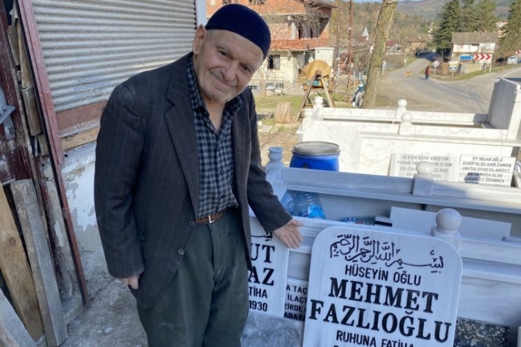 &Ouml;lmeden kendi mezar taşını yaptı