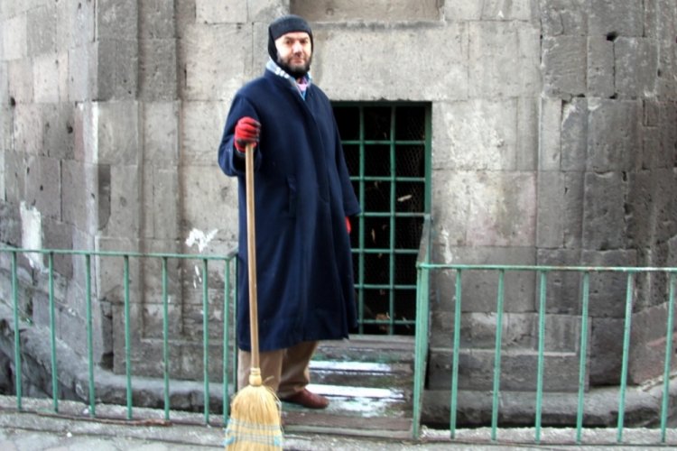 10 yıldır t&uuml;rbelerde g&ouml;n&uuml;ll&uuml; temizlik yapıyor