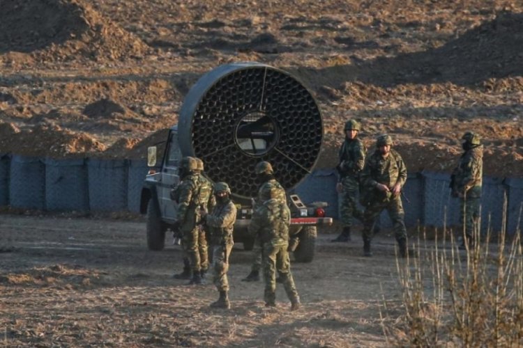 Maaş alamayan Yunan askeri kazan kaldırdı