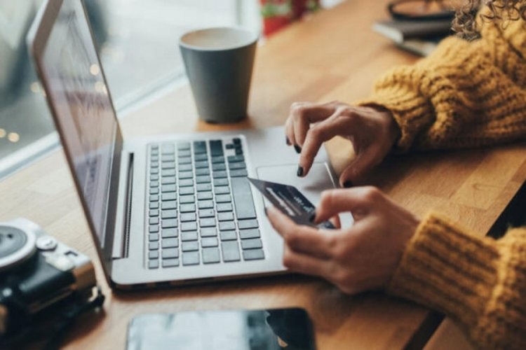T&uuml;rkiye'de kişi başına 304 dolar online alışveriş yapıldı