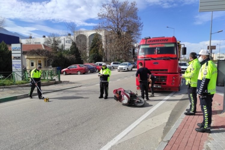 Bursa'da kamyonun çarptığı motosikletli yaralandı
