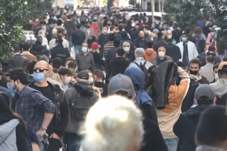 İstiklal Caddesi'nde yoğun kalabalık