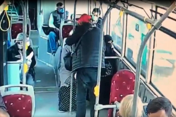 &Ccedil;arşaf giyen kadına saldırı anının g&ouml;r&uuml;nt&uuml;s&uuml; ortaya &ccedil;ıktı