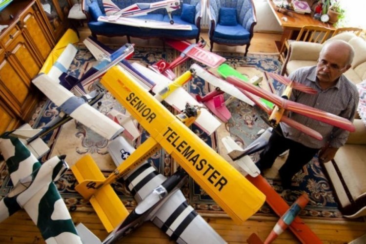 Model uçak tutkusu nedeniyle evinin bir odasını atölyeye dönüştürdü