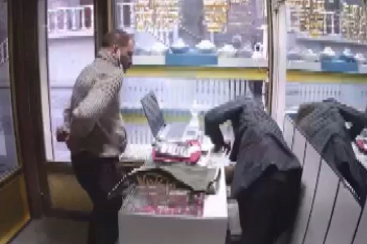 Silahlı soyguncu ger&ccedil;ek diye imitasyon altınları gasp etti