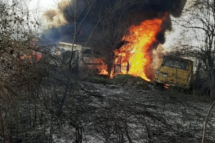 Anız yangınında 28 hurda ara&ccedil; zarar g&ouml;rd&uuml;