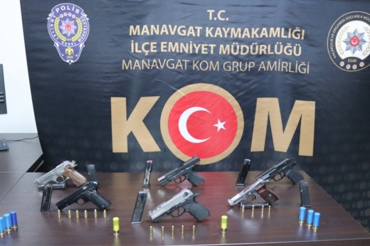 Sevgilisinin evine sakladığı silahlar polis baskınıyla bulundu