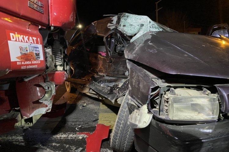Tır otomobile &ccedil;arptı, s&uuml;r&uuml;c&uuml; ara&ccedil;ta sıkıştı