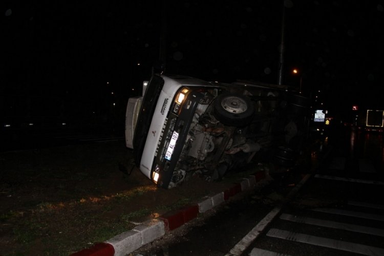 Hurdaya d&ouml;nen kamyondan burnu bile kanamadan &ccedil;ıktı