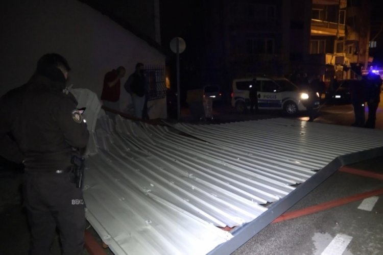 Bursa'da 70 kilometre hızla esen r&uuml;zgar &ccedil;atıyı 2 sokak &ouml;teye u&ccedil;urdu