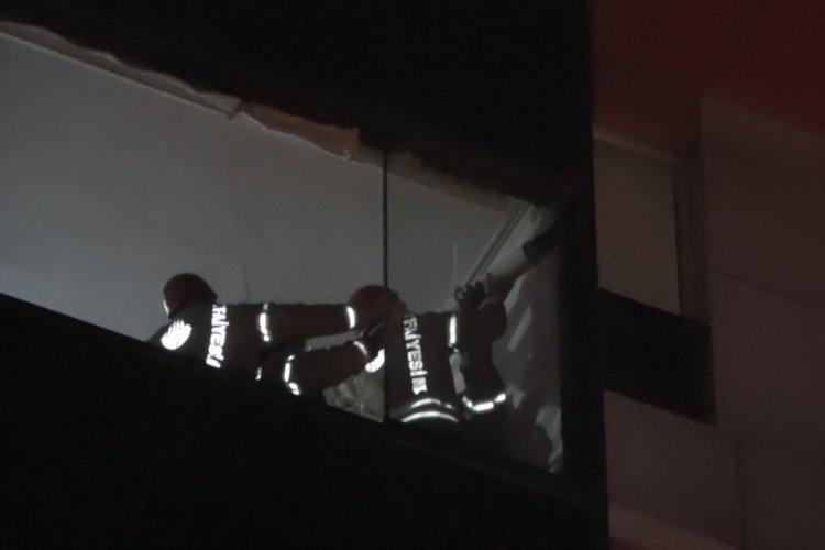 Fırtınada balkonun camları u&ccedil;uşunca yardımına itfaiye koştu