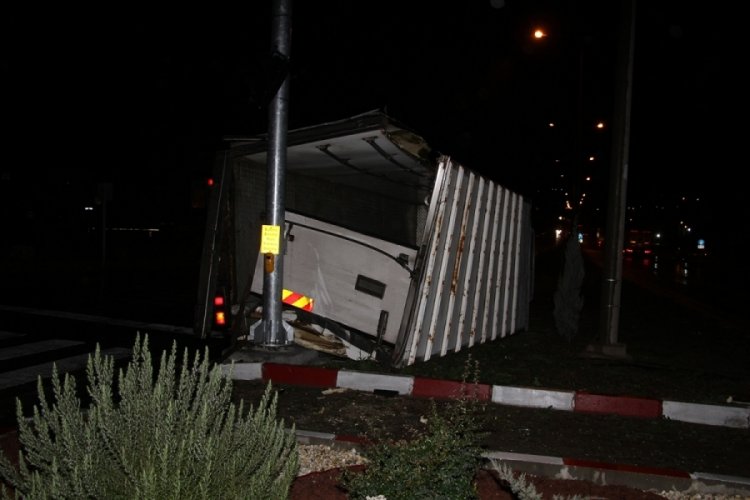 Hurdaya d&ouml;nen kamyondan burnu bile kanamadan &ccedil;ıktı