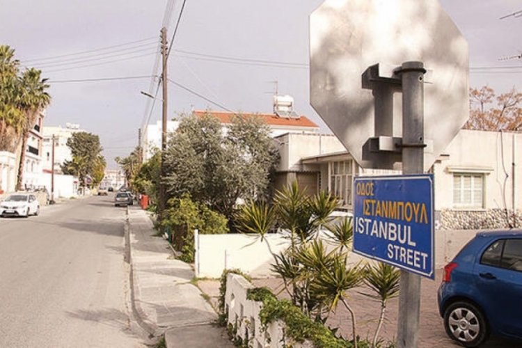 Rum y&ouml;netimi T&uuml;rk&ccedil;e sokak adlarını siliyor