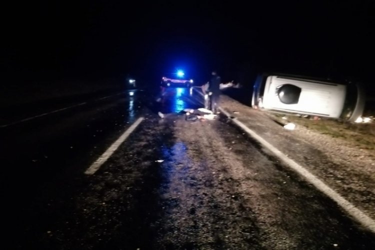 Yaban domuzuna &ccedil;arpan otomobil devrildi: 1 &ouml;l&uuml;, 2 yaralı