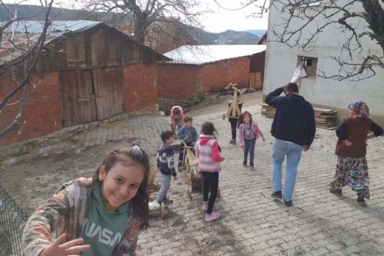 Bursa'da çocuklar tahta araçlarla kıyasıya yarıştı