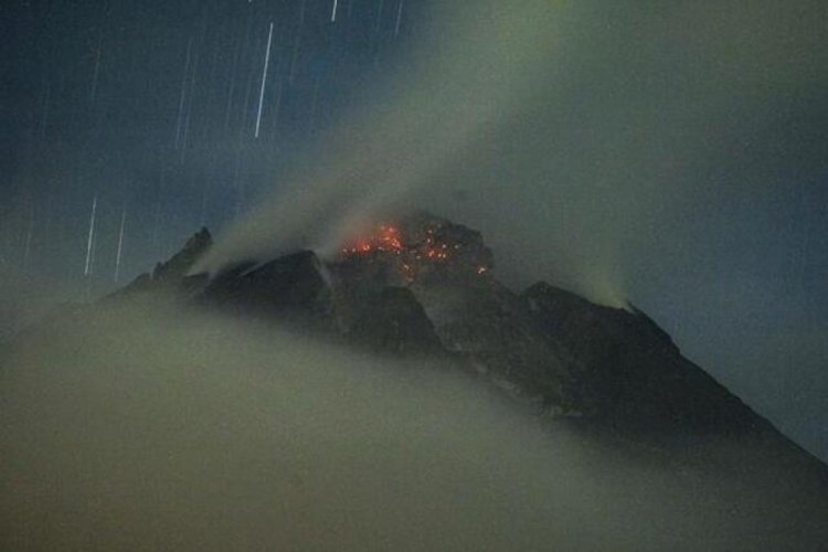 Sinabung Yanardağı bir kez daha patladı
