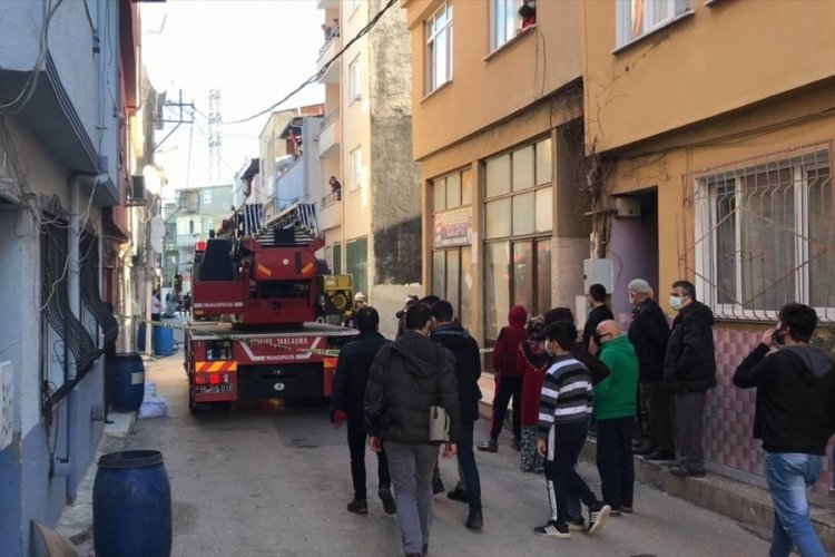 Bursa'da at&ouml;lyede &ccedil;ıkan yangında 5 kişi dumandan etkilendi