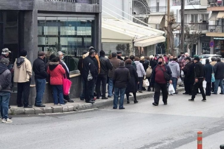Yunanistan'da bedava yemek i&ccedil;in metrelerce kuyruk