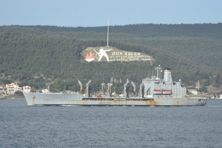 ABD savaş gemisi &Ccedil;anakkale Boğazı'ndan ge&ccedil;ti