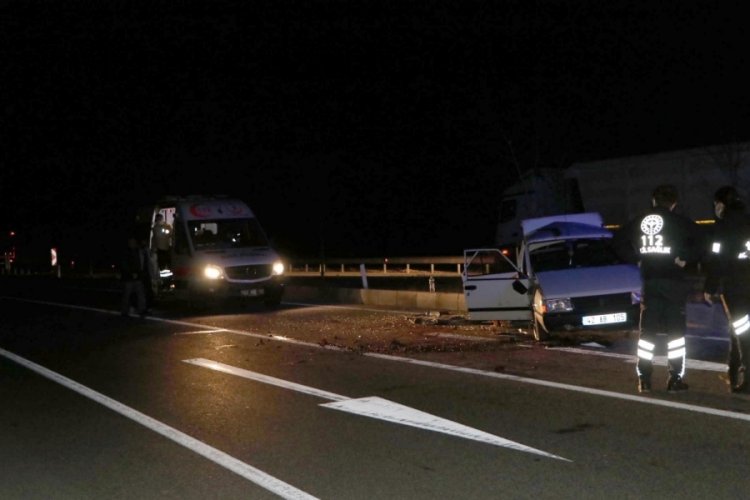 Bariyerlere &ccedil;arparak takla atan otomobilde 4 kişi yaralandı