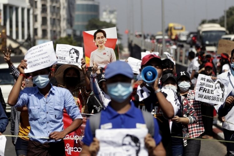 Myanmar'da darbe karşıtı g&ouml;sterilere g&ouml;zaltı