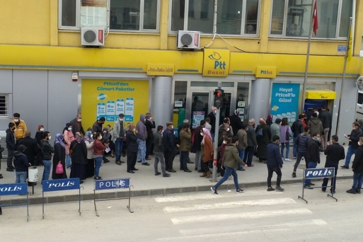 PTT şubesi &ouml;n&uuml;nde uzun kuyruklar oluştu