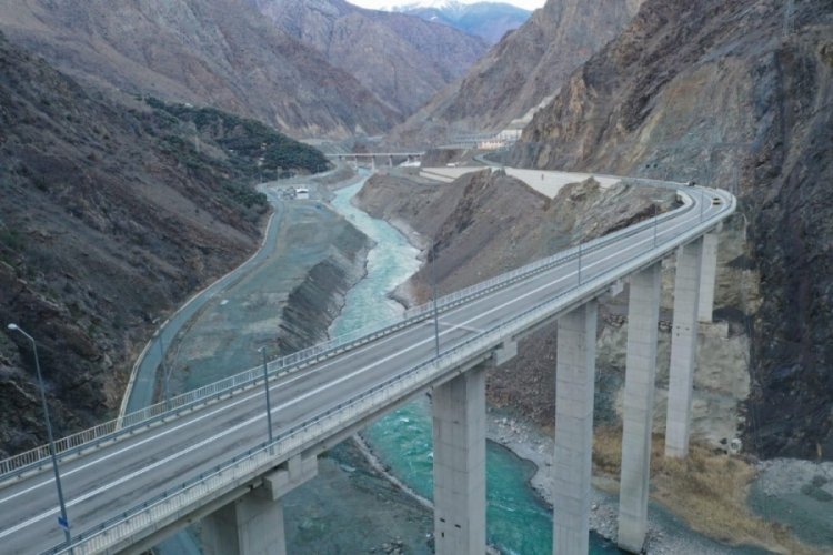 Yusufeli Barajı inşaatıyla yol &ccedil;alışmaları da devam ediyor