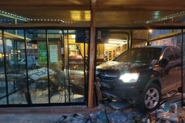 Bursa'da aracıyla kafeye girdi, &ccedil;alışan kadın &ouml;l&uuml;mden kıl payı kurtuldu